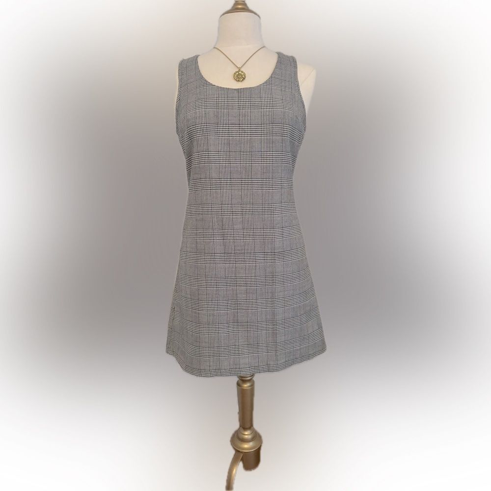 Timeless! Byer Too black & white sleeveless patterned dress!